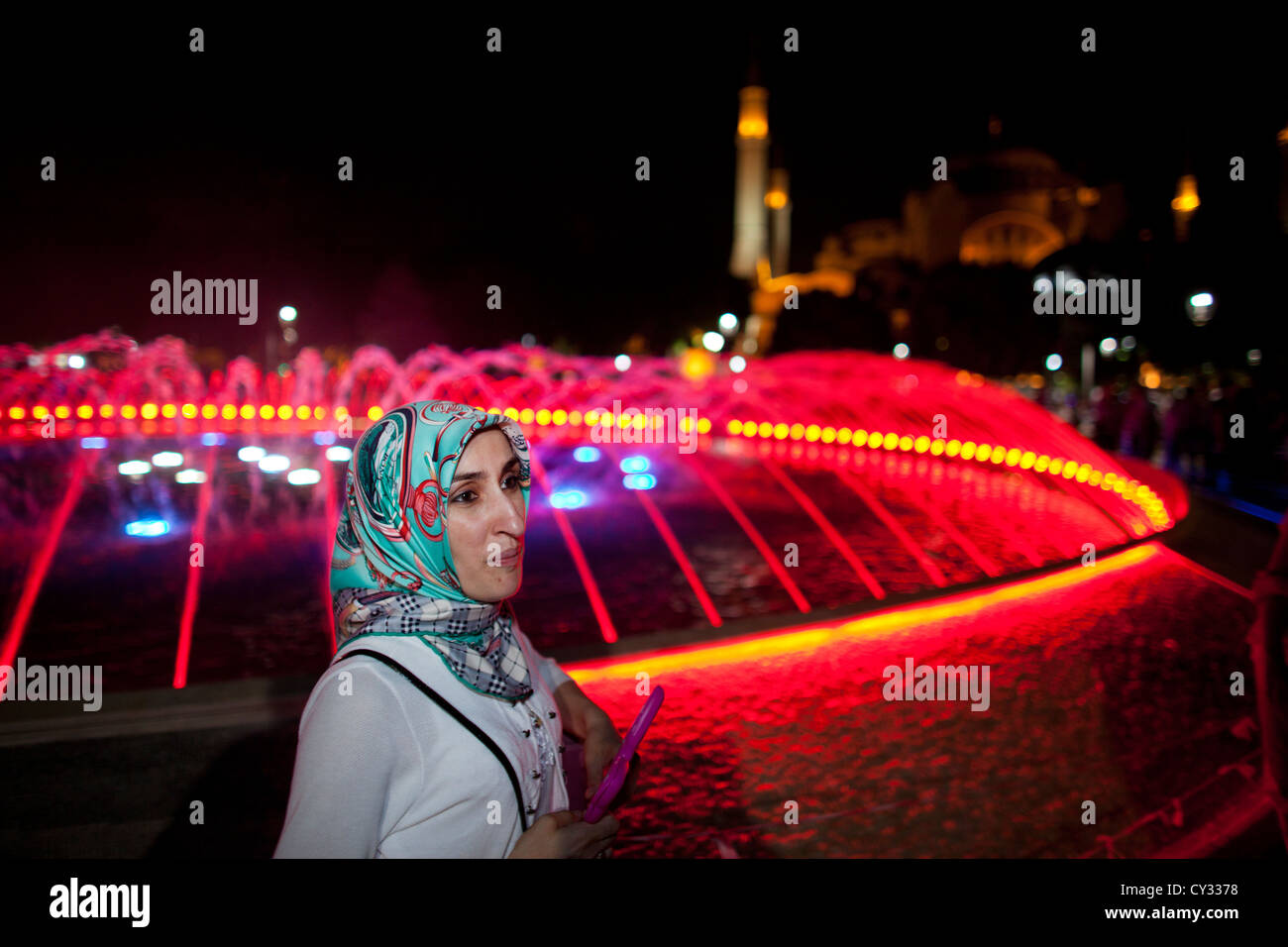 Menschen in der Nähe von Fontain, blaue Moschee, istanbul Stockfoto