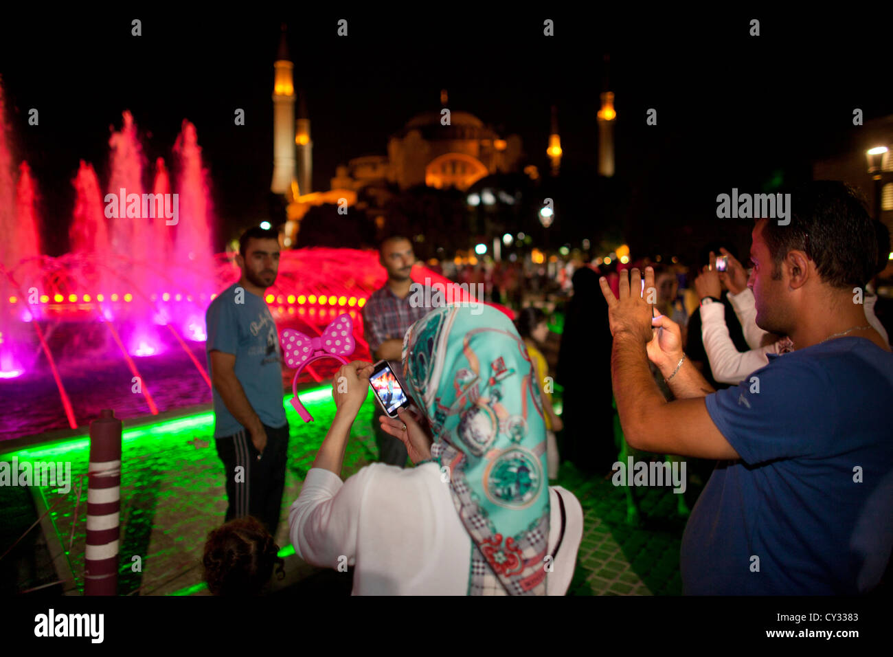 Menschen in der Nähe von Fontain, blaue Moschee, istanbul Stockfoto