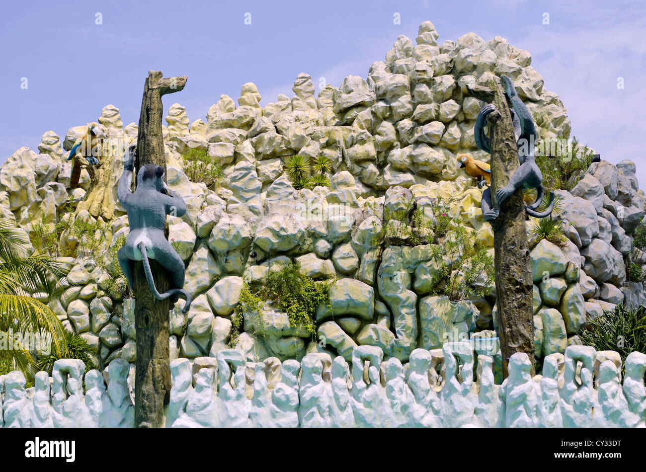 Skulptur von Affen und Papageien in einem Pool resort Stockfoto