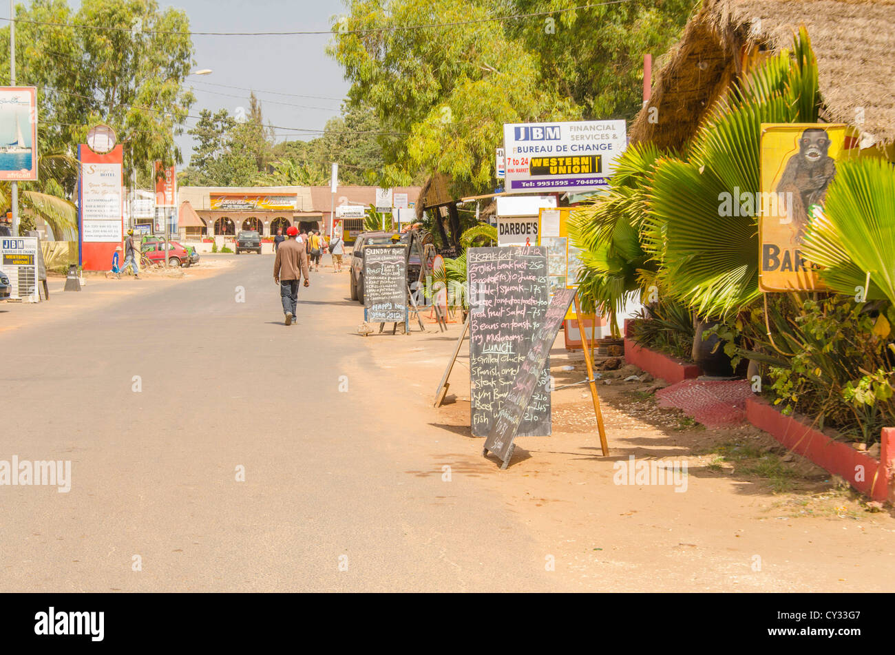 Bars und Restaurants direkt an der Straße von Senegambia Stockfoto
