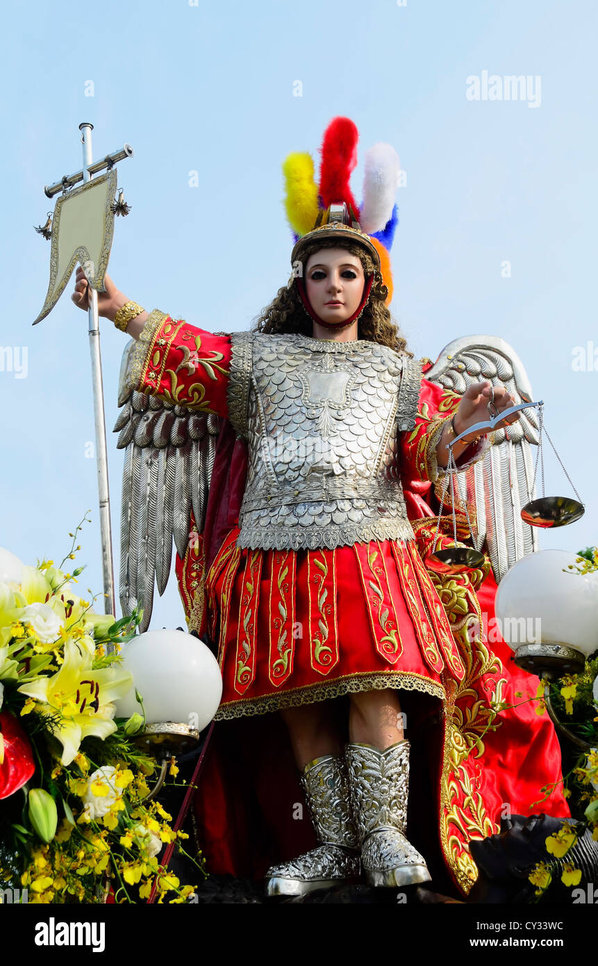 Statue von St. Michael, der Erzengel, der Luzifer besiegt Stockfotografie
