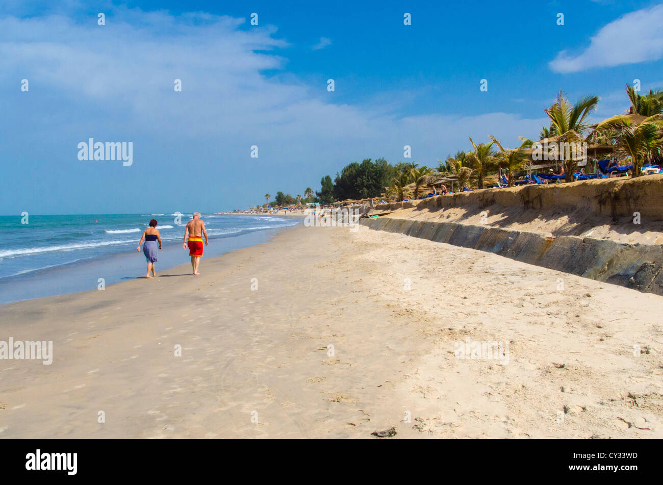 Mittleren gealterten paar zu Fuß auf Kiloli Strand Gambia Westafrika Stockfoto