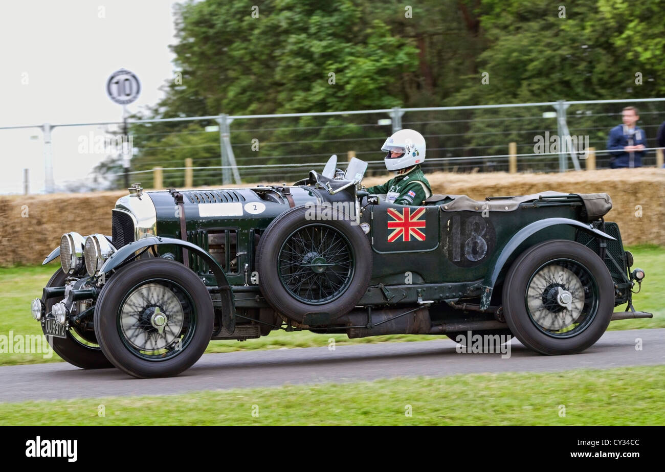 1929 'Blower' Bentley mit Chauffeur Richard Charlesworth auf die 2012 Goodwood Festival of Speed, Sussex, UK. Stockfoto