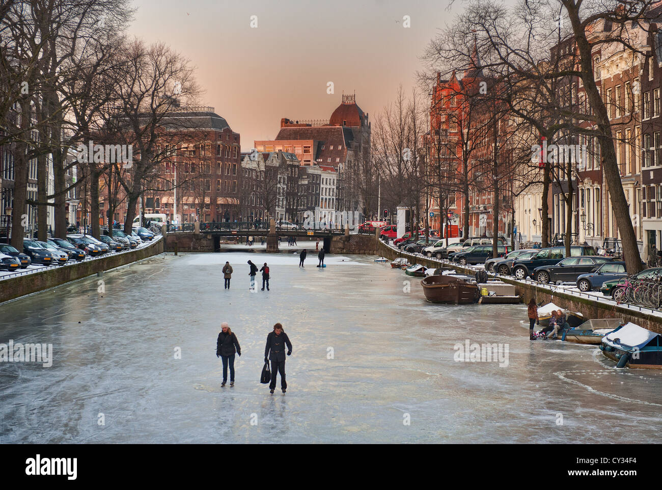 Menschen-Skate auf zugefrorenen Grachten an einem Winterabend Stockfoto