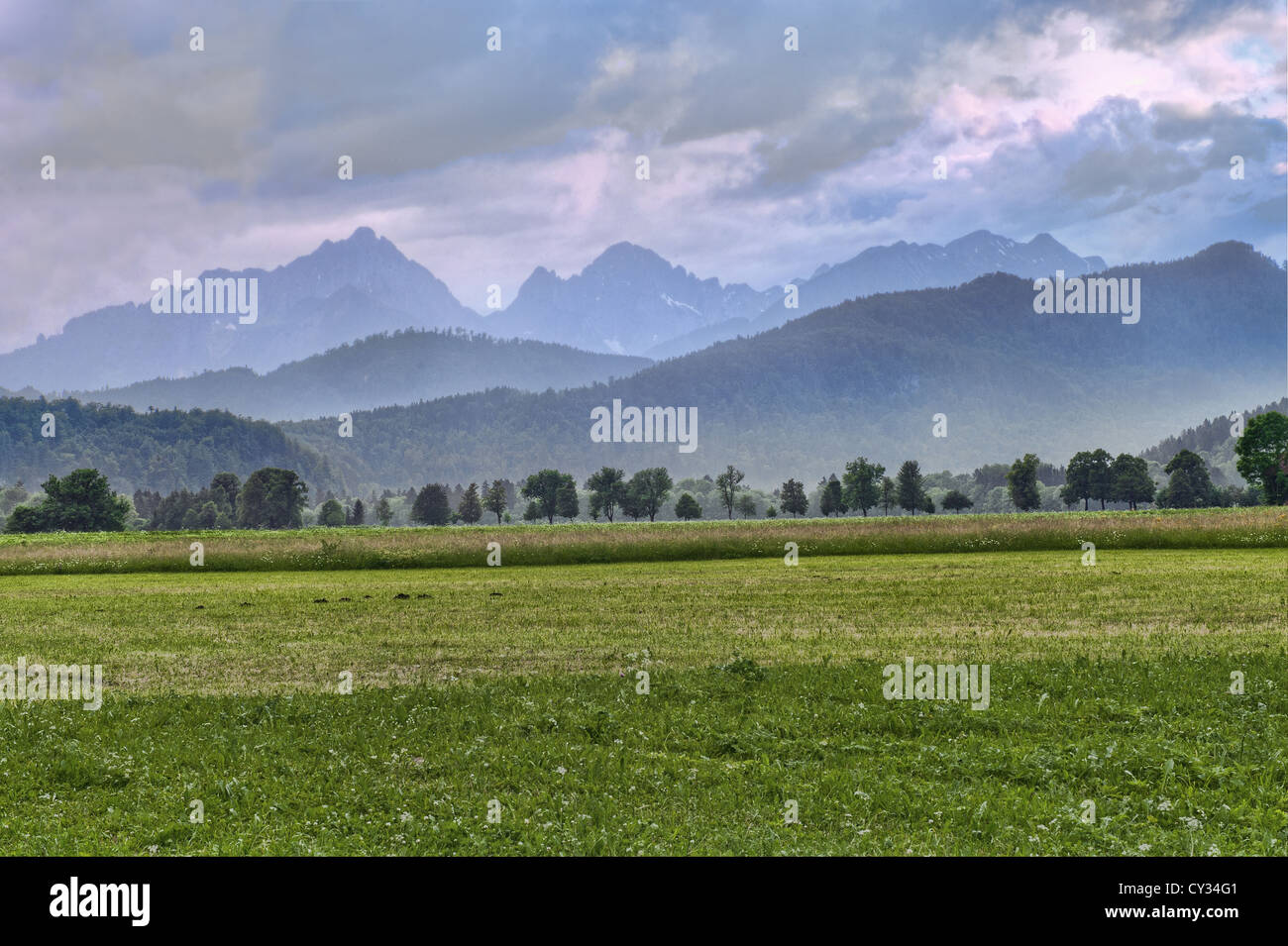 Eine Ansicht Süd in Bayern mit Blick auf die Alpen im Hintergrund. Stockfoto