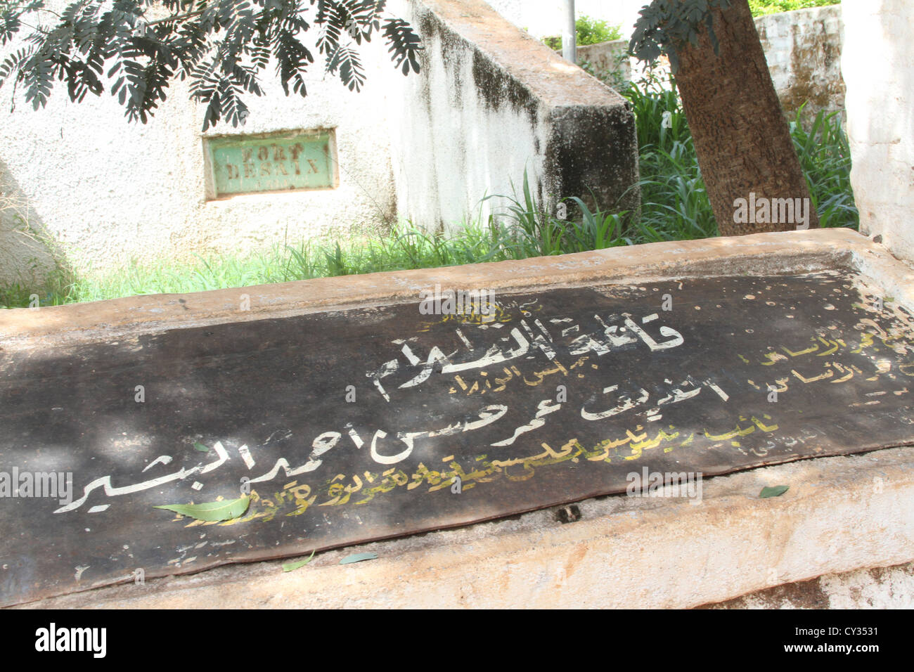 Gedenktafel mit der Inschrift "Fort Desaix' in Wau, Süd-Sudan. Louis Charles Antoine Desaix (1768 – 1800) war ein französischer General. Stockfoto