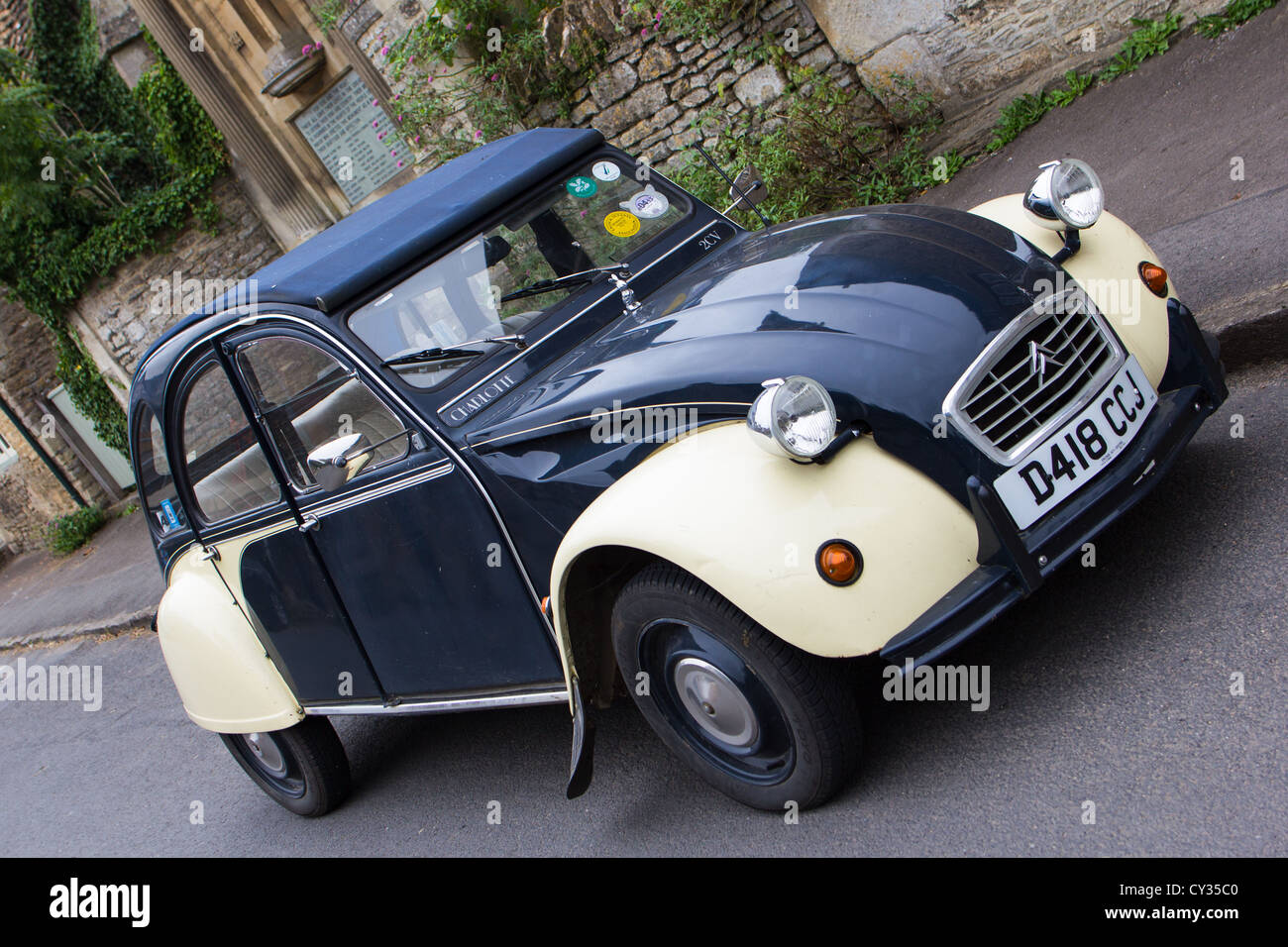 Französischen 2cv Auto in ein englisches Dorf England. UK Stockfoto