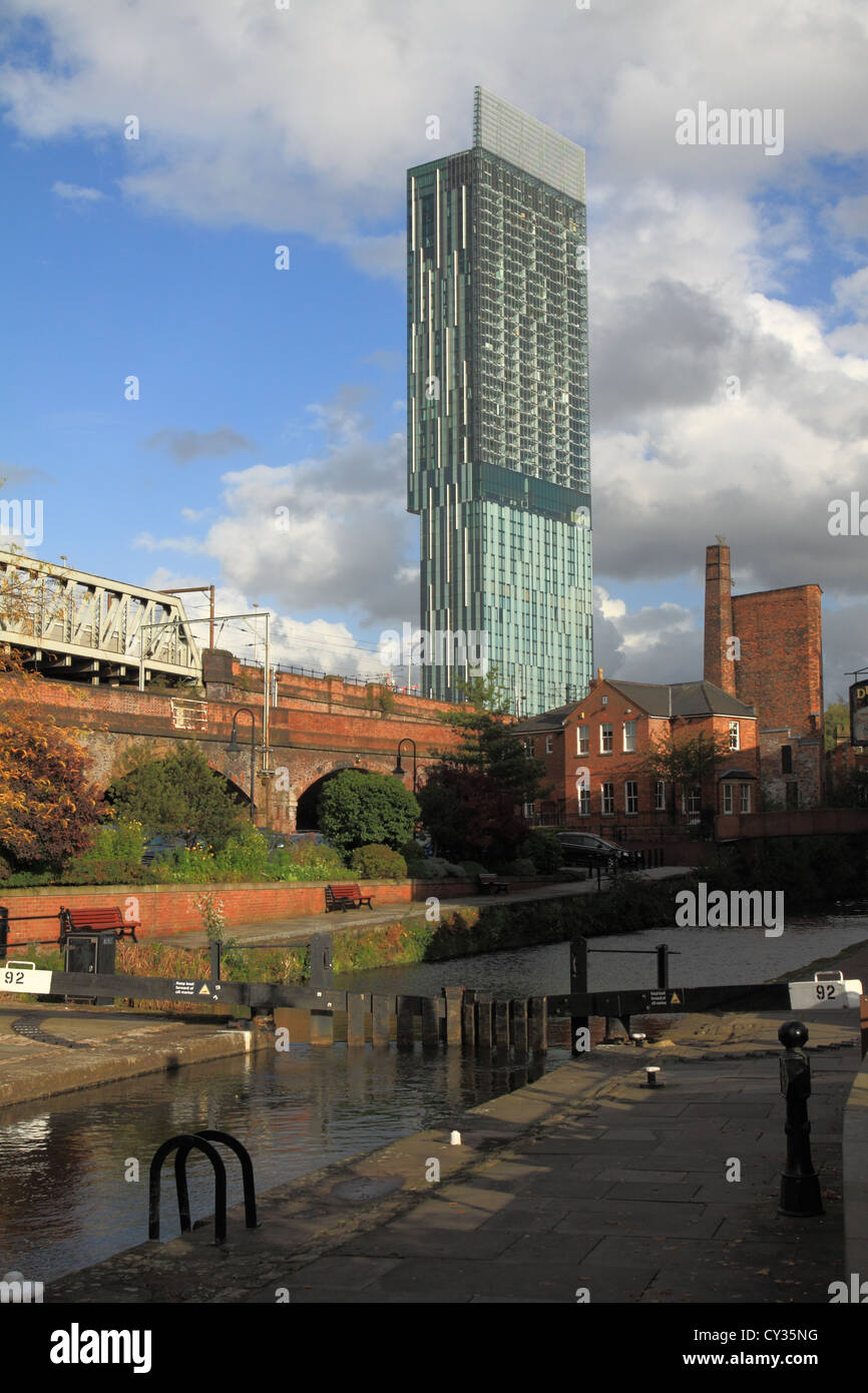 Moderne mehrstöckige Hotel und Apartmenthaus mit Blick auf historische Castlefield in Manchester UK. Stockfoto