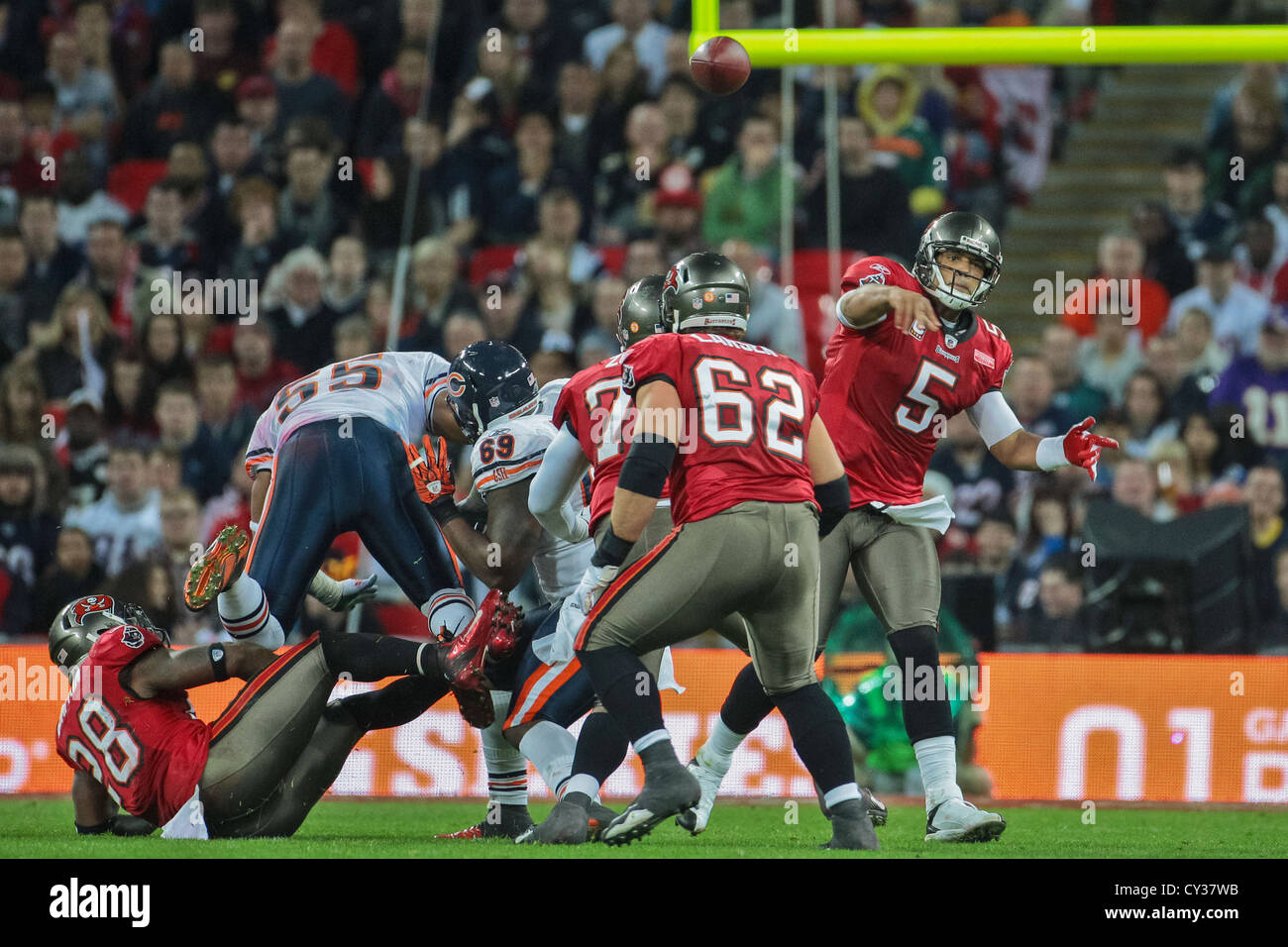 LONDON, Großbritannien - 23.Oktober QB Josh Freeman (#05 Tampa Bay Buccaneers) geht der Ball während des Spiels NFL International. Stockfoto