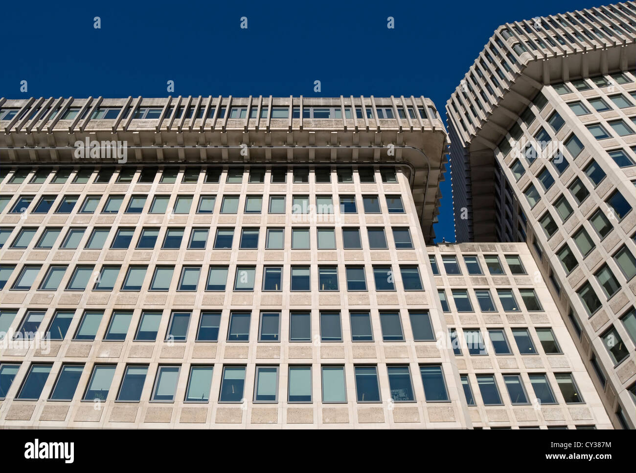 Ministerium für Justiz, Gebäude, entworfen von Fitzroy Robinson und Partner mit Sir Basil Spence in den 1970er Jahren, London, England Stockfoto
