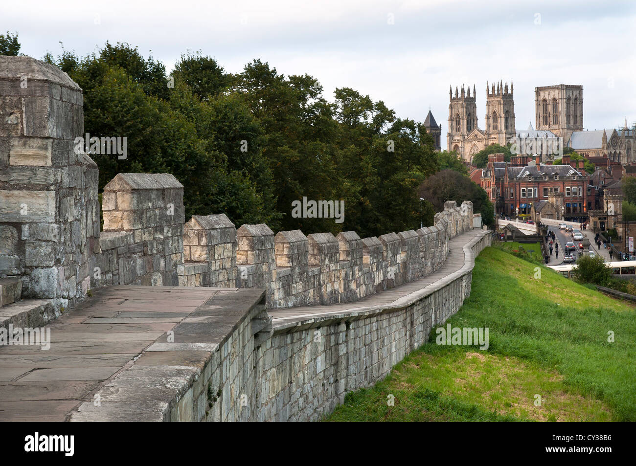 York Minster von den Stadtmauern, York, Großbritannien Stockfotografie