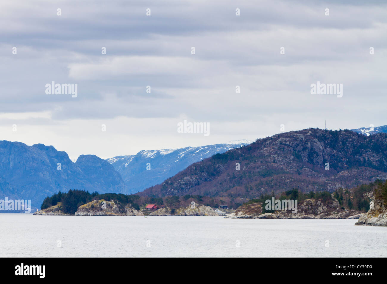 Landschaft in Norwegen - Küste im Fjord mit Inseln Stockfoto