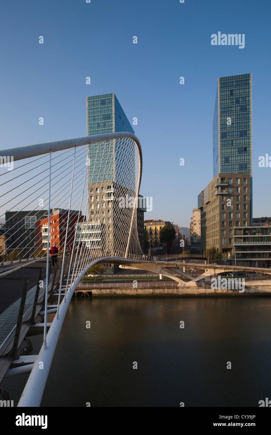 Spanien, Land Baskenland, Provinz Vizcaya, Bilbao, The Zubizuri Brücke Stararchitekten Santiago Calatrava, auf dem Rio de Bilbao Stockfoto