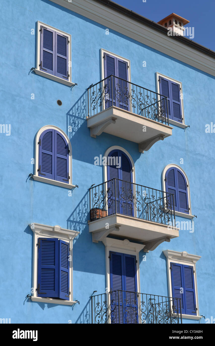 Bunte Appartementhaus, Porto Recanati, Provinz Macerata, Italien. Stockfoto