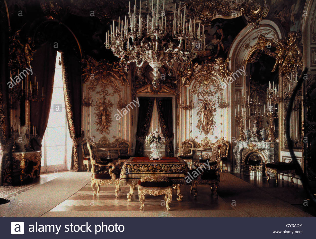 Das Innere eines Speisesaals im Schloss Schloss Herrenchiemsee