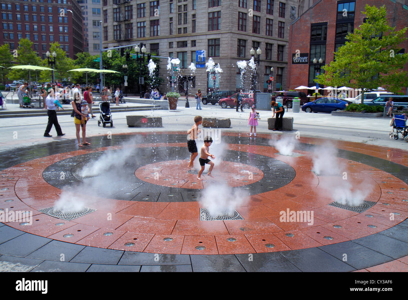 Boston Massachusetts, State Street, Rose Kennedy Greenway, Rings Fountain, junge Jungen, männliche Kinder Kinder Kinder Jugendliche, spielend, Nebel, Öffentlichkeit, Wasser, MA120 Stockfoto