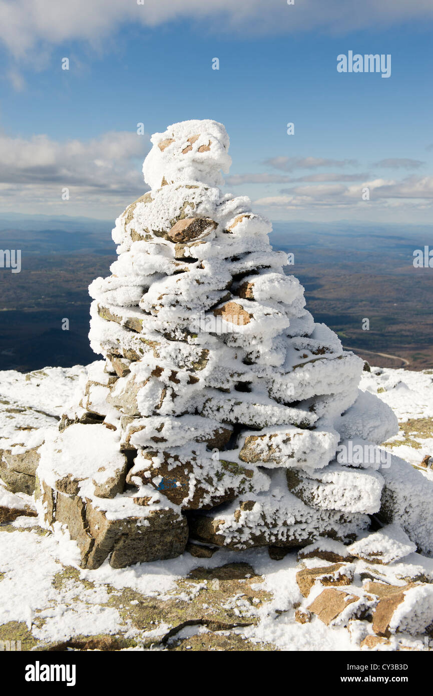Schneebedeckte Cairn auf dem Franconia Ridge Trail, White Mountains, New Hampshire, USA. Stockfoto
