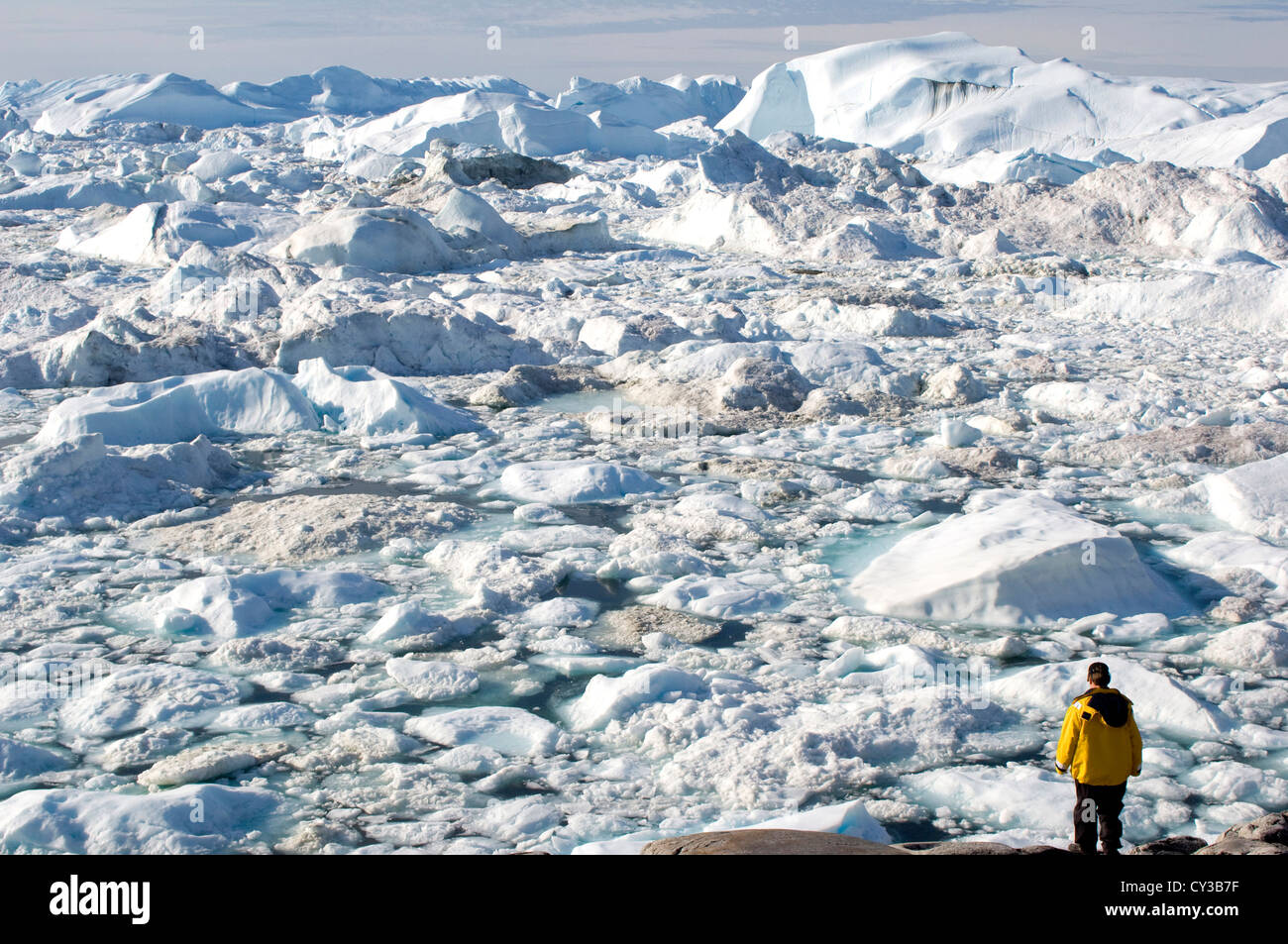 Person, die die Weite des Jakobshavn Isbrae Gletscher, Ilulissat Icefjord, Diskobucht, Grönland zu bewundern Stockfoto