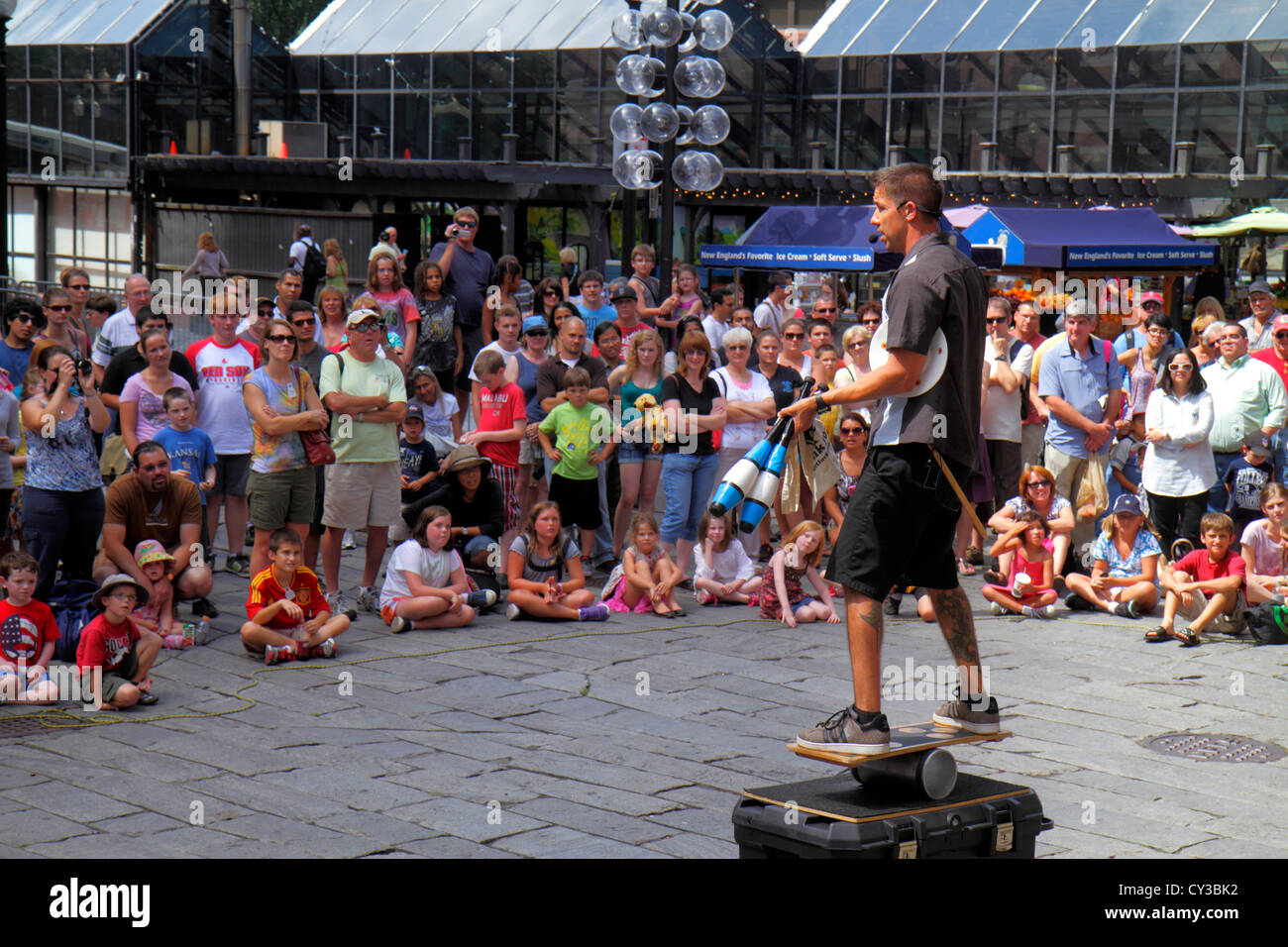 Boston Massachusetts, Faneiul Hall Marketplace, Außenansicht, Straßenkünstler, Tipps zum Bucking, Publikum, Mann Männer Erwachsene Erwachsene, Balancing, MA120822056 Stockfoto
