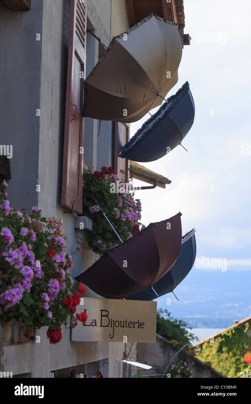 Regenschirme von La Bijouterie in Ivoie Frankreich hängen Stockfoto