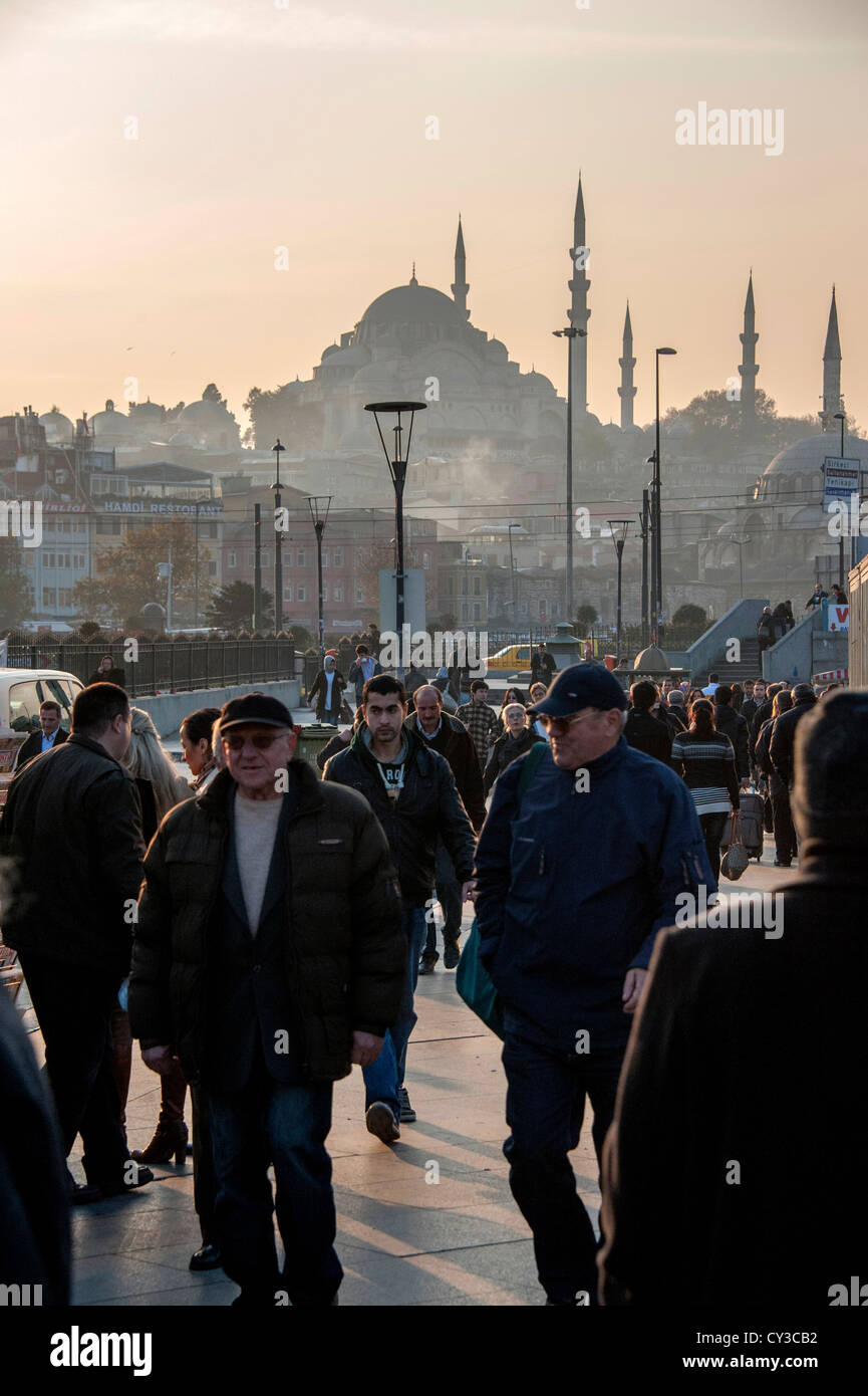 Fußgänger mit Skyline in Istanbul Türkei Stockfoto