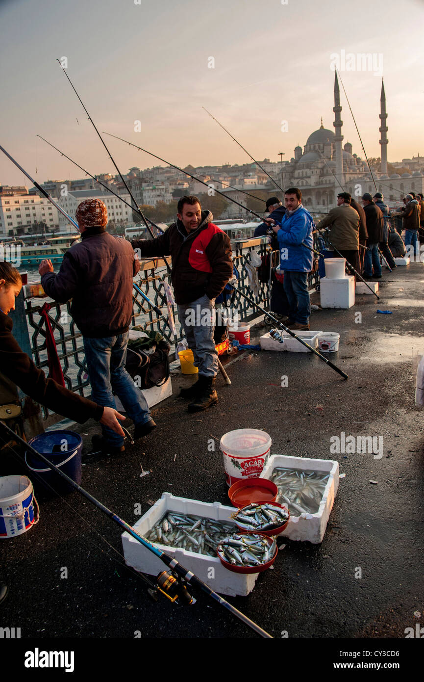 Fischerei vor der Galata-Brücke in Istanbul Türkei mit Yeni Camii der neuen Moschee im Hintergrund Stockfoto