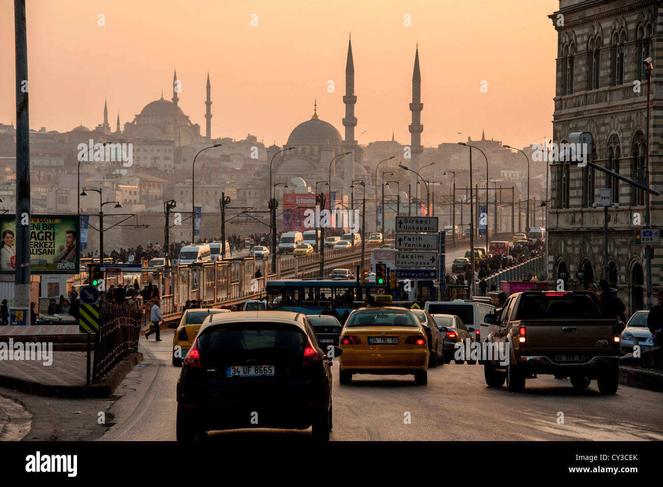 Feierabendverkehr auf der Galata-Brücke in Richtung The Golden Horn im alten Istanbul suchen Stockfoto