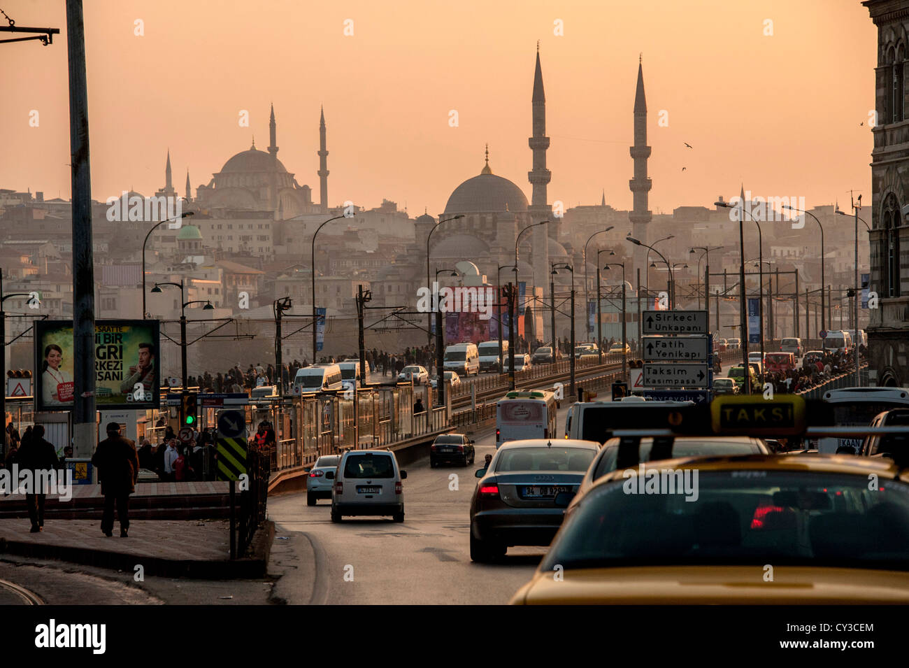 Feierabendverkehr auf der Galata-Brücke in Richtung The Golden Horn im alten Istanbul suchen Stockfoto