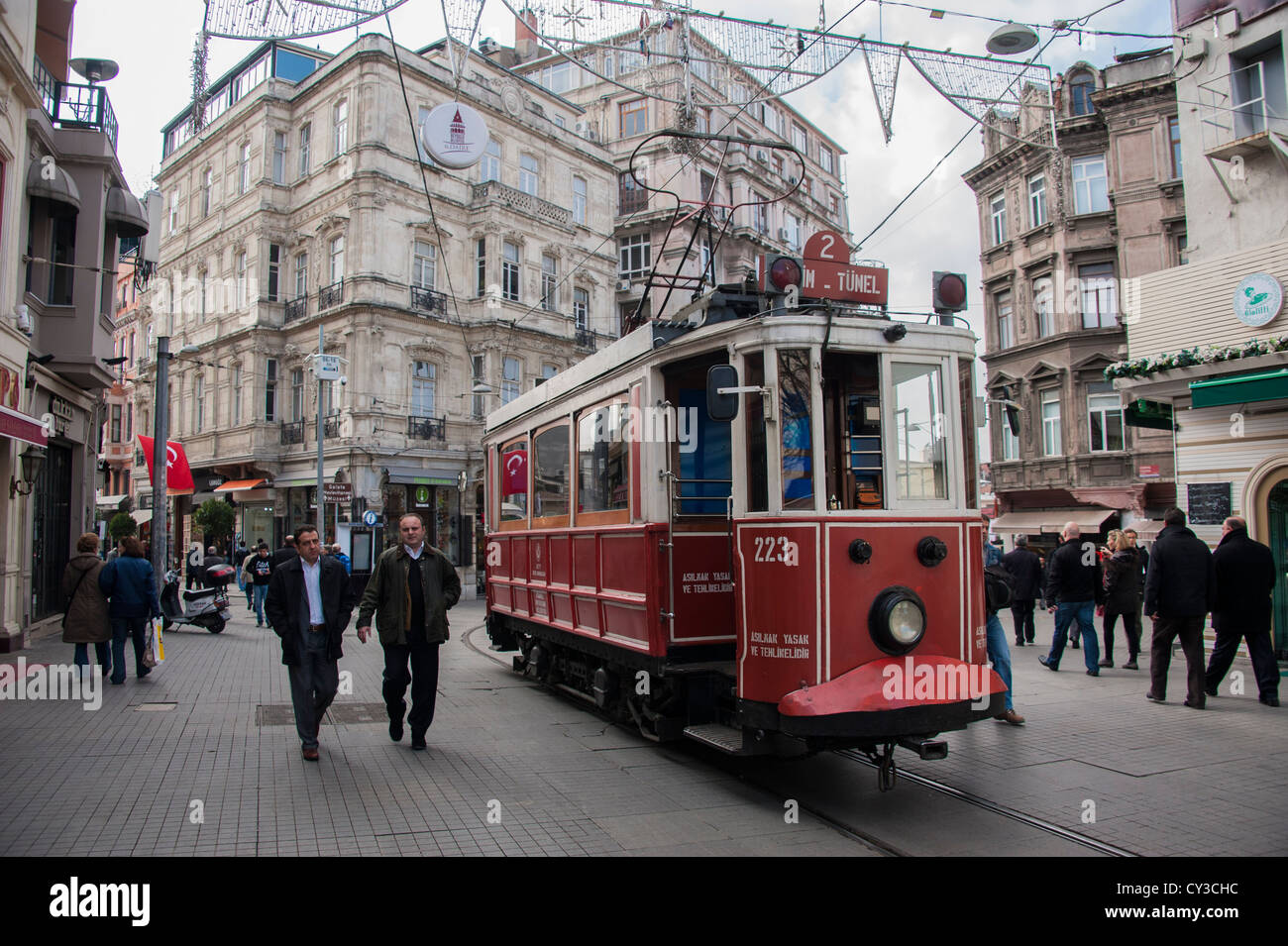 Ein Vintage Straßenbahn auf shopping Straße Istiklal Caddesi im modernen Istanbul Stockfoto