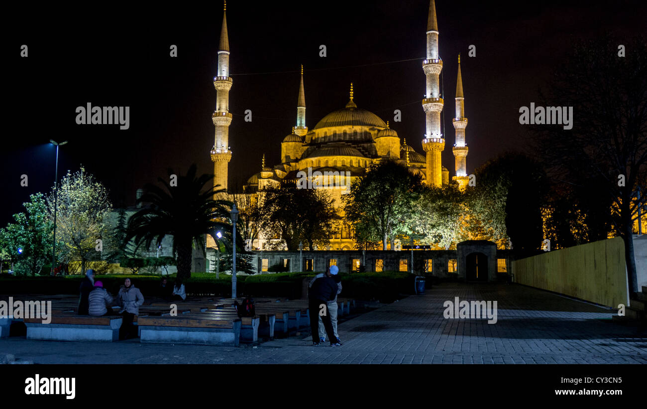 Die blaue Moschee in Istanbul in der Nacht Stockfoto