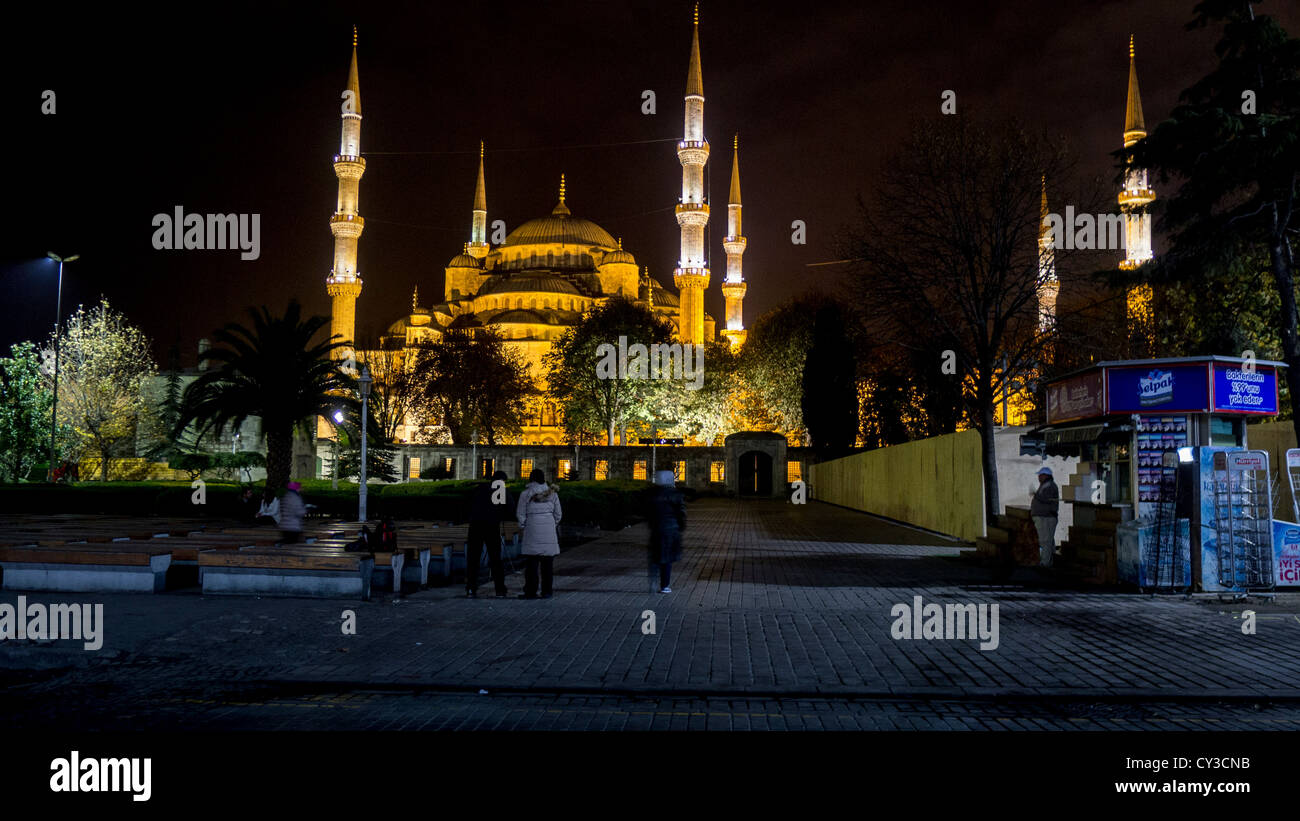 Die blaue Moschee in Istanbul in der Nacht Stockfoto