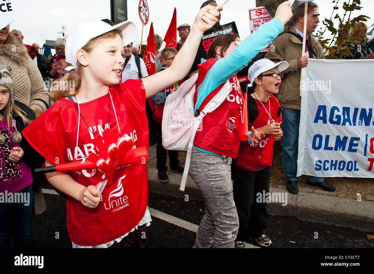 20.10.12 LONDON: Kinder winken vereinen Flaggen auf dem TUC A Future, die Works-Marsch. Mehr als 100.000 Menschen marschierten. Stockfoto