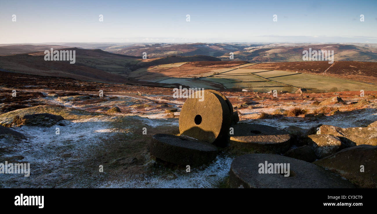 Mühlsteine, Hathersage und Derwent Valley aus Stanage Edge, Peak District, Derbyshire Stockfoto