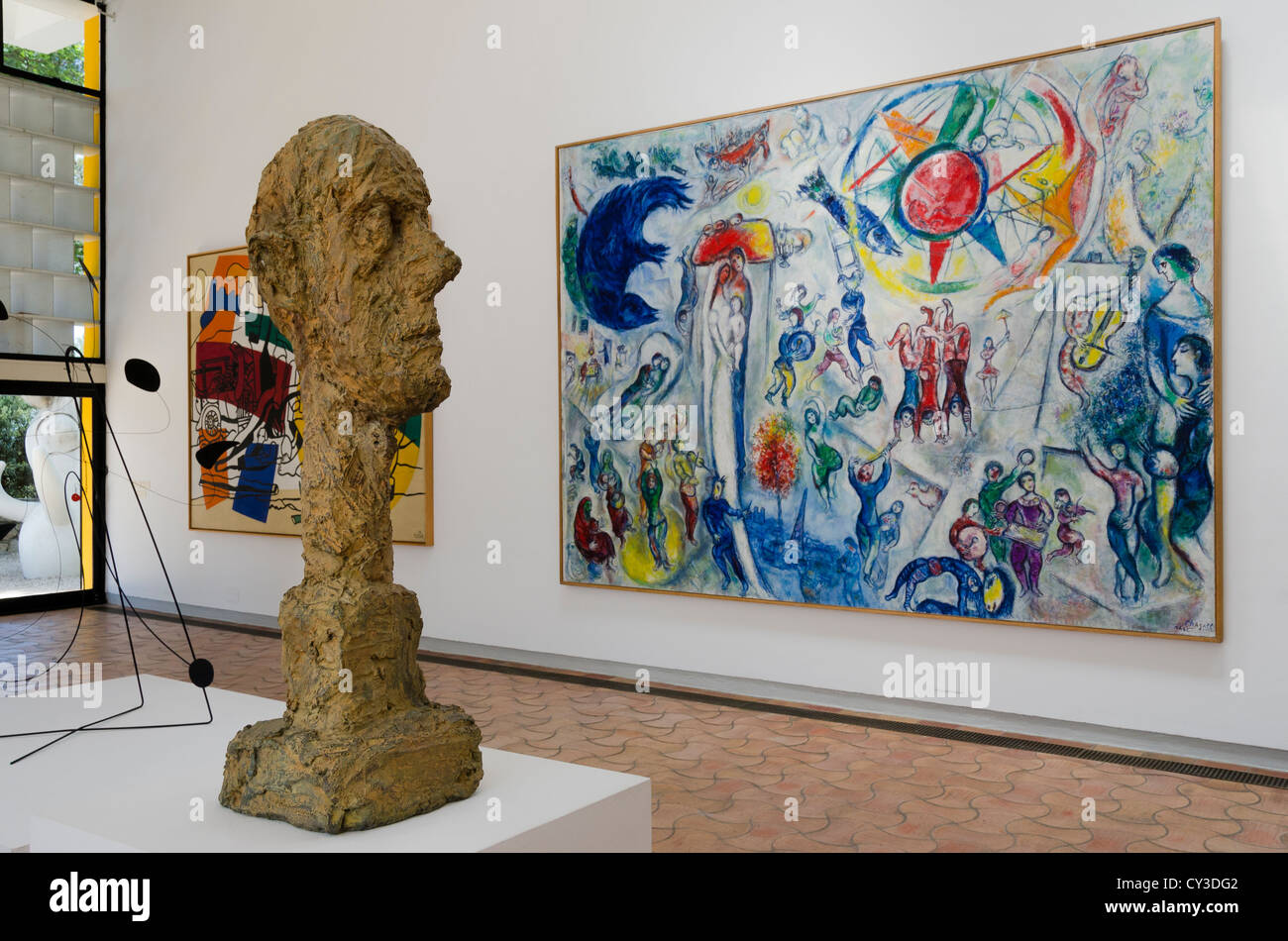 Giacometti Skulptur und Marc Chagall Malerei an die Stiftung Maeght, St Paul de Vence, Frankreich Stockfoto