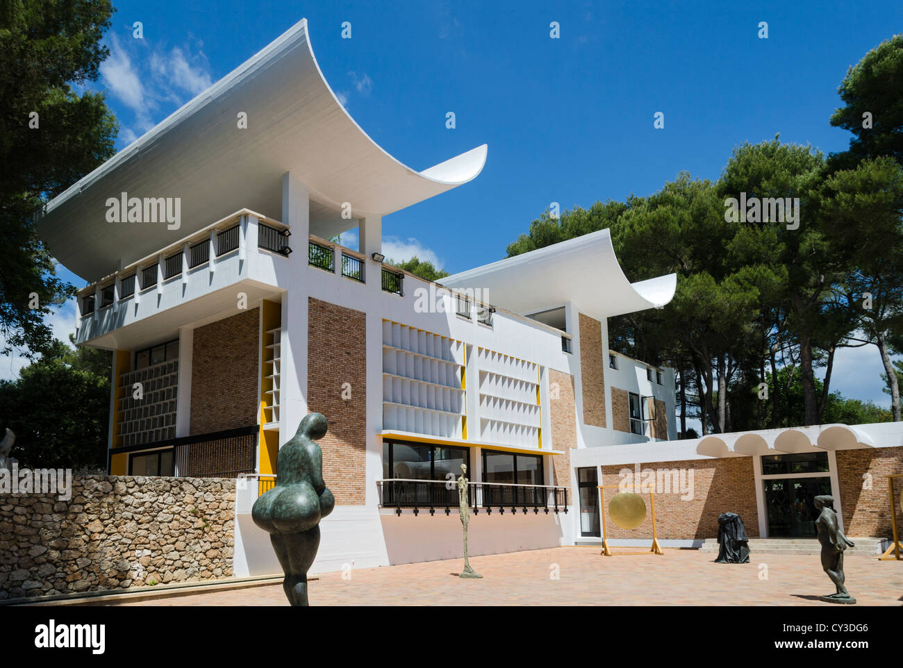 Stiftung Maeght, St Paul de Vence, Frankreich. Entworfen vom spanischen Architekten Jose-Luis Sert. Stockfoto