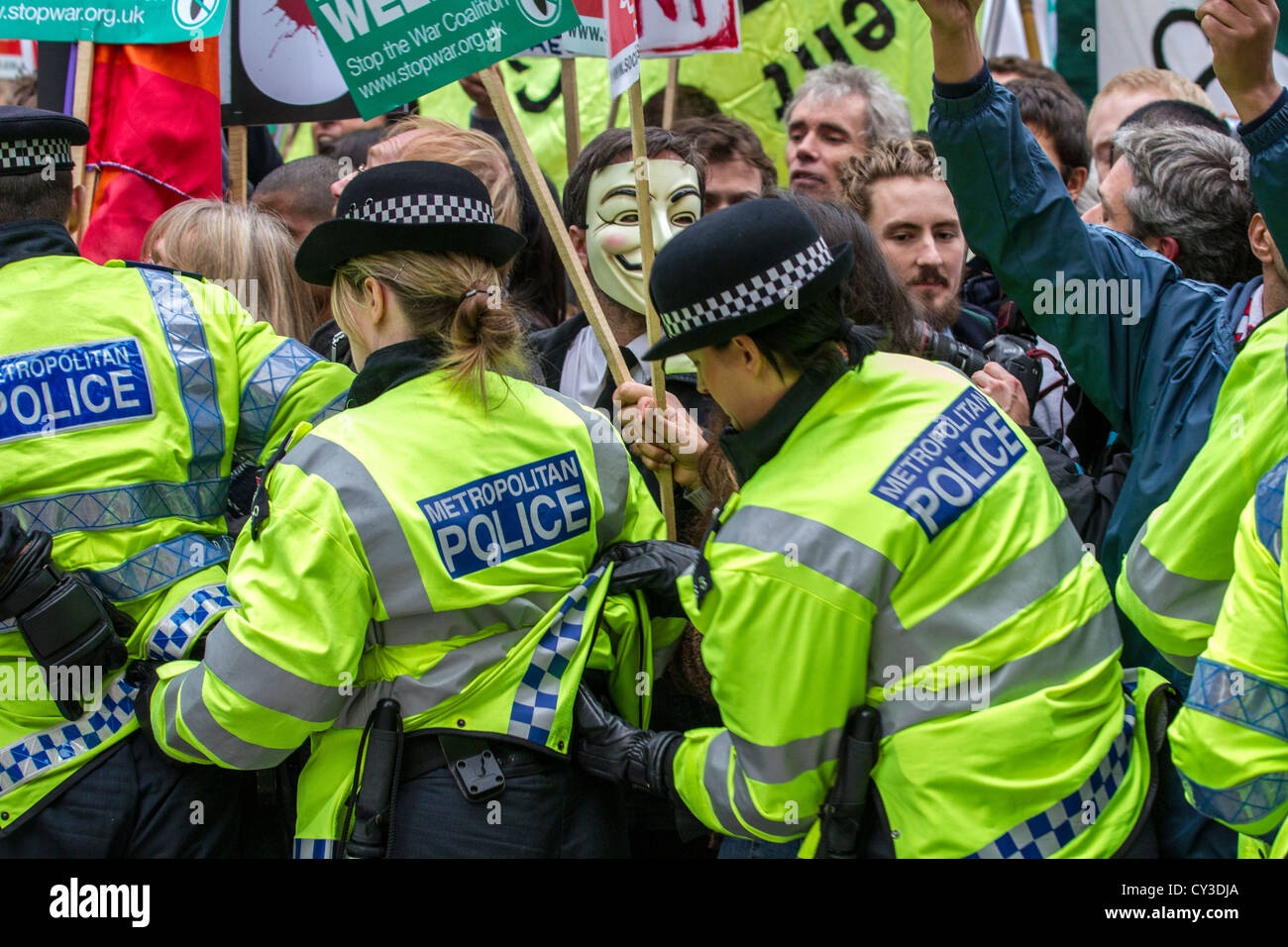 Frauen Polizei Polizisten vernetzen zu bilden eine Linie wieder Demonstranten zu halten an der Haltestelle des Krieges Rallye am Trafalgar Square in London Stockfoto