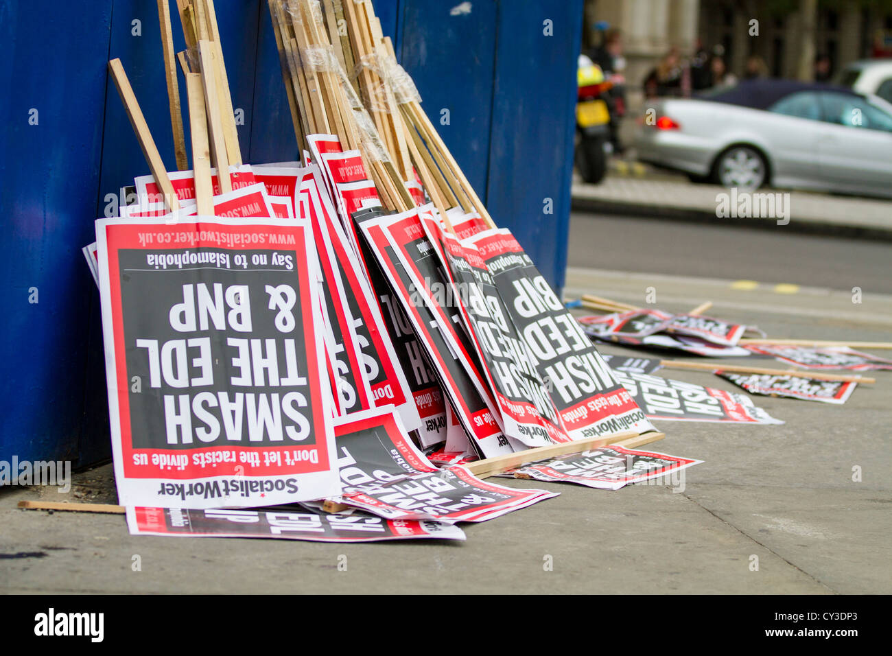 Ungenutzte Demonstranten Zeichen sind gehäuft an einer Wand, bereit, abgeholt werden und verteilt an die Aktivisten in Trafalgar Sq, London, Stockfoto