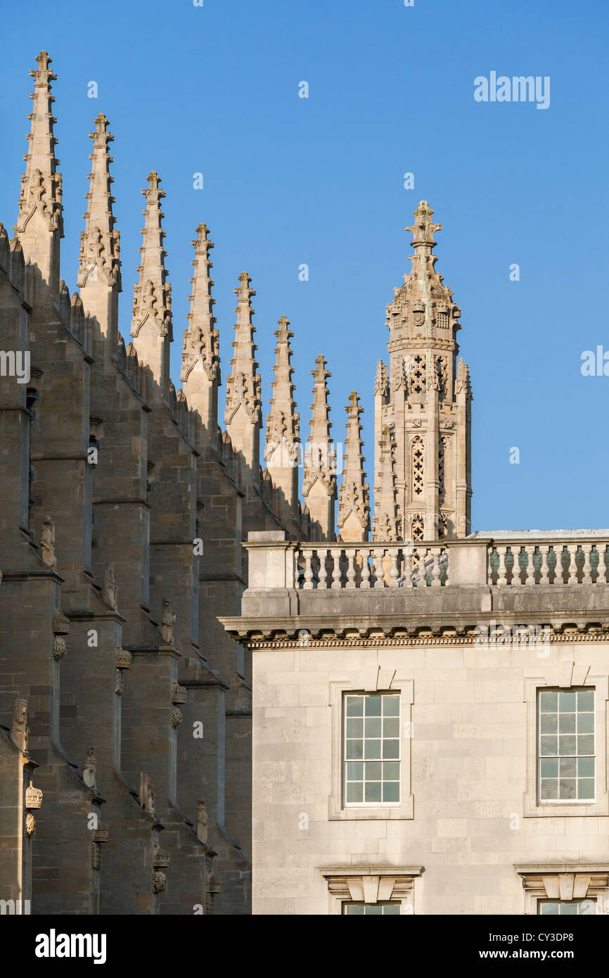 Detail von den Türmen der Kings College Kapelle mit Gibbs Gebäude im Vordergrund, Cambridge, England Stockfoto