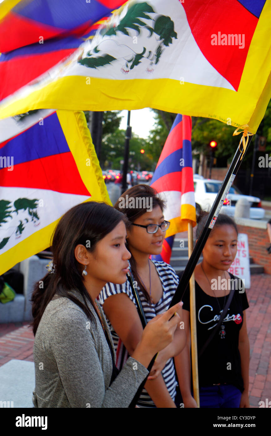Cambridge Massachusetts,Boston Harvard Square,Tibet Menschenrechte,Demonstration,Protest,Tibetische Flagge,Asiatische Teenager Teenager Teenager Mädchen,Sie Stockfoto