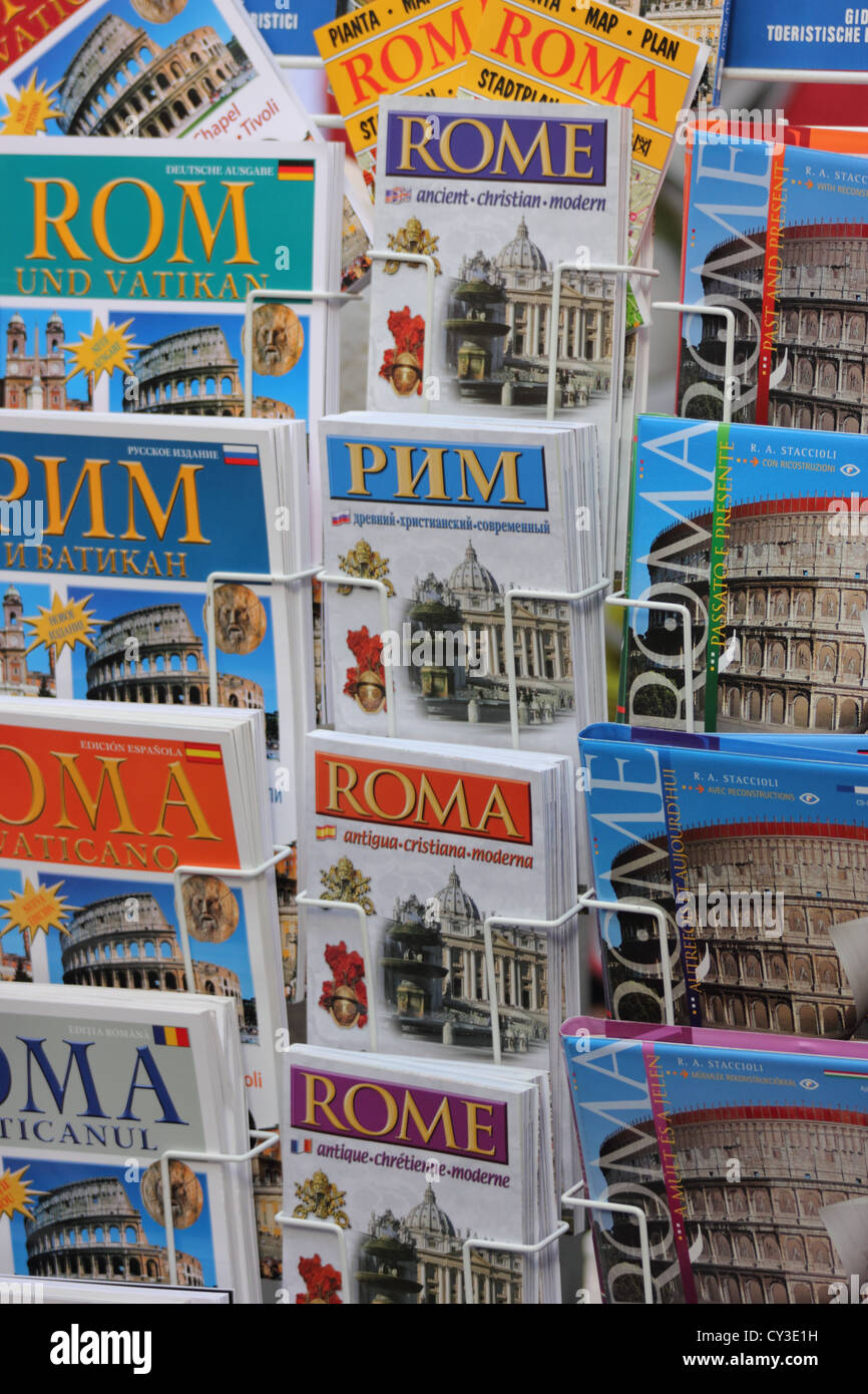 Soveniers und City Guides auf Gestellen, Souvenir shop, Fontana di Trevi, Rom, Roma, Italien, Reisen, Detail, photoarkive Stockfoto