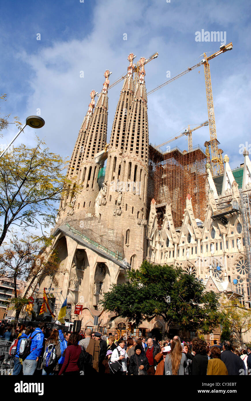 Touristen besuchen die Kirche Sagrada Familia, Sehenswürdigkeiten Gesamtansicht des Gebäudes, religiösen Stockfoto