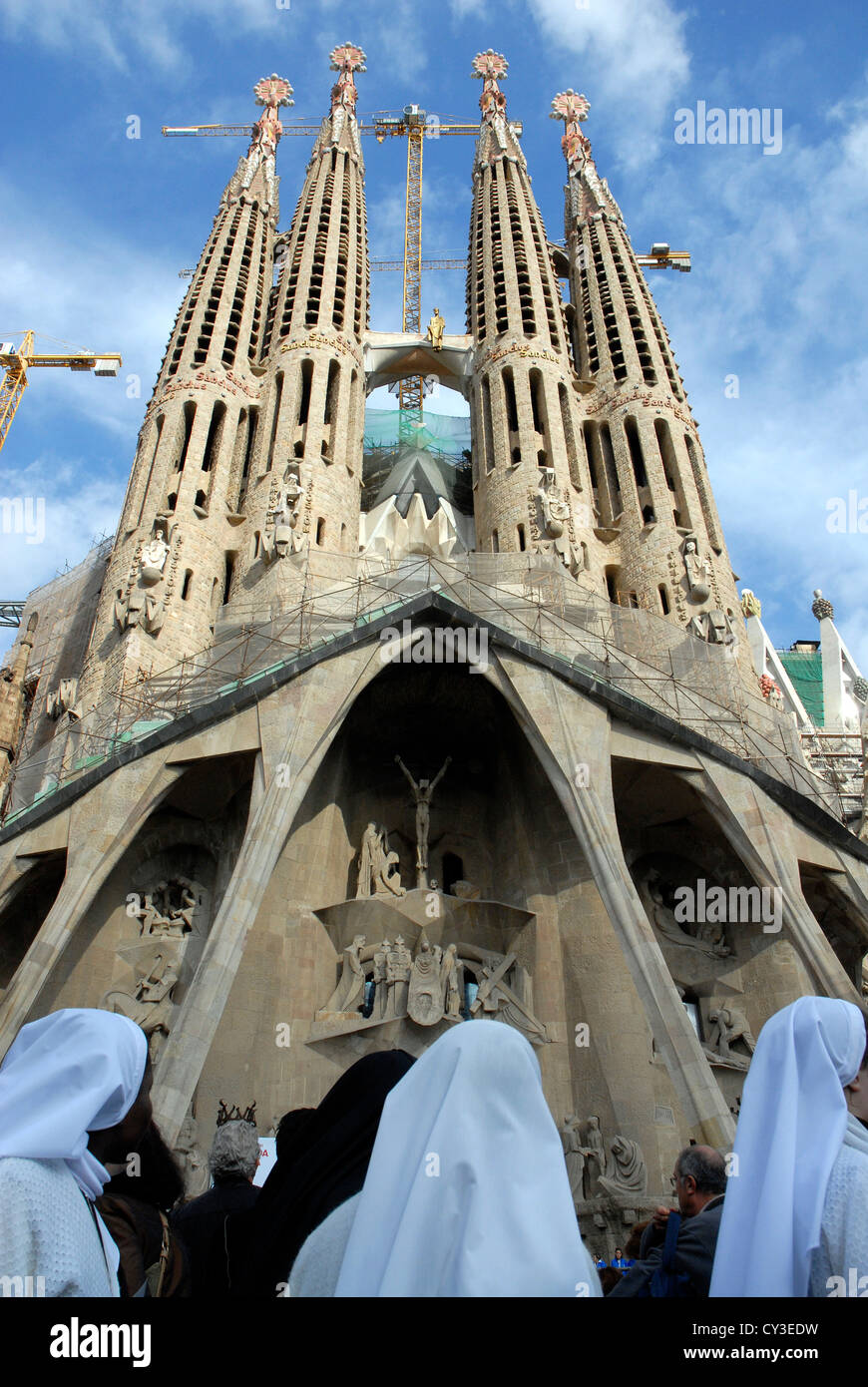 Nonnen Besuch der Sagrada Familia Kirche Gesamtansicht des Gebäudes, der Fassade der Leidenschaft von der Heiligen Familie-Barcelona Stockfoto