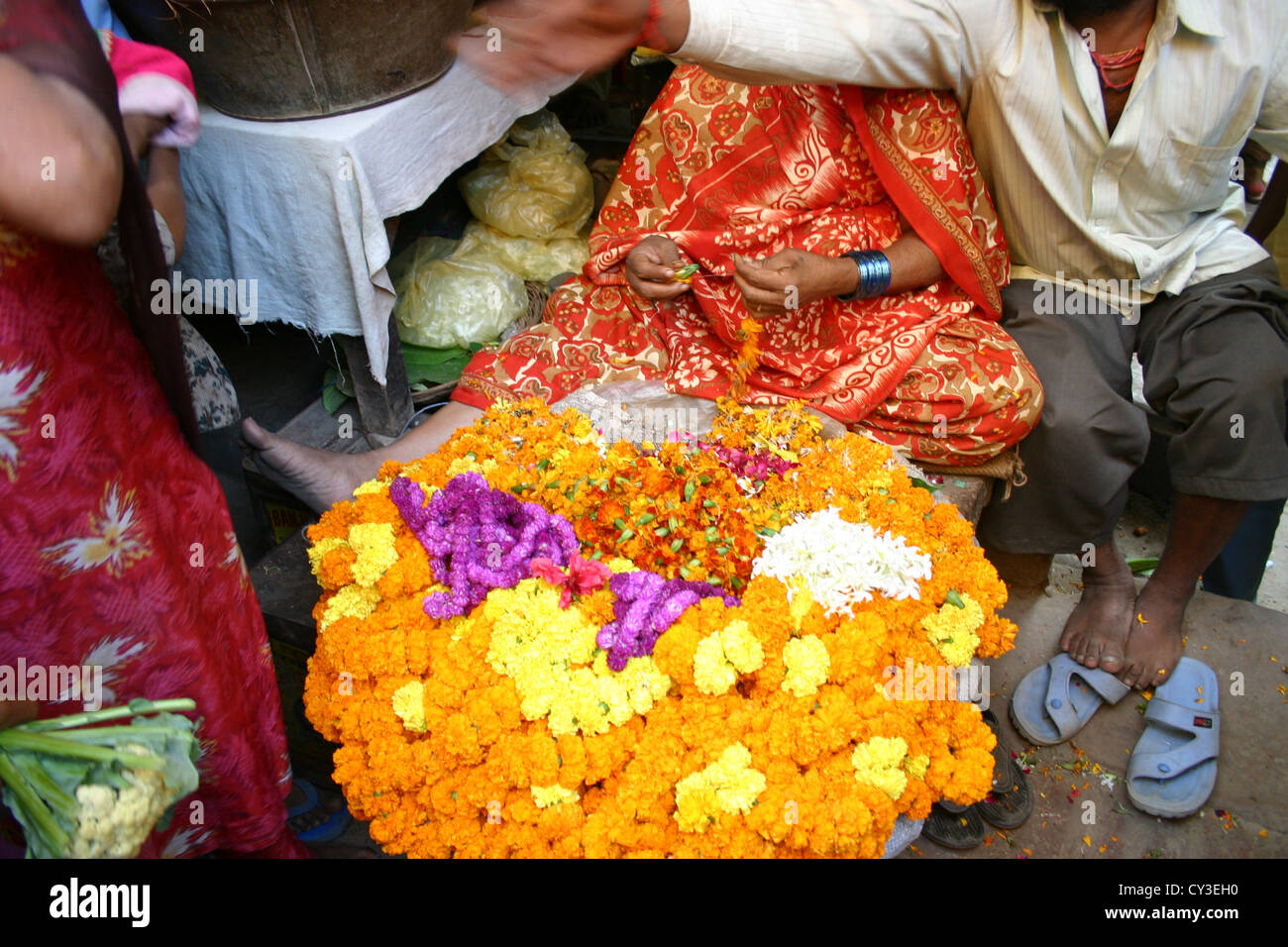 Traditionelle Dame gelb Ixora Blumen in Neu-Delhi für die hinduistische Festival der Durga Puja zu verkaufen Stockfoto