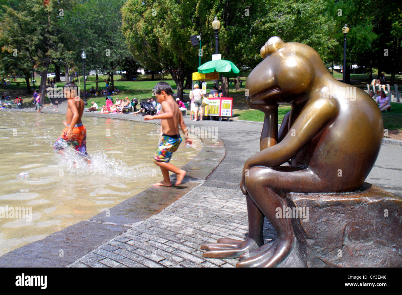 Boston Massachusetts, Boston Common, öffentlicher Park, Froschteich, Springbrunnen, Wasser, Familien, Sommeraktivitäten, Kinder, Spielen, Statue, Skulptur, lateinisches lateinamerikanisches Latein Stockfoto