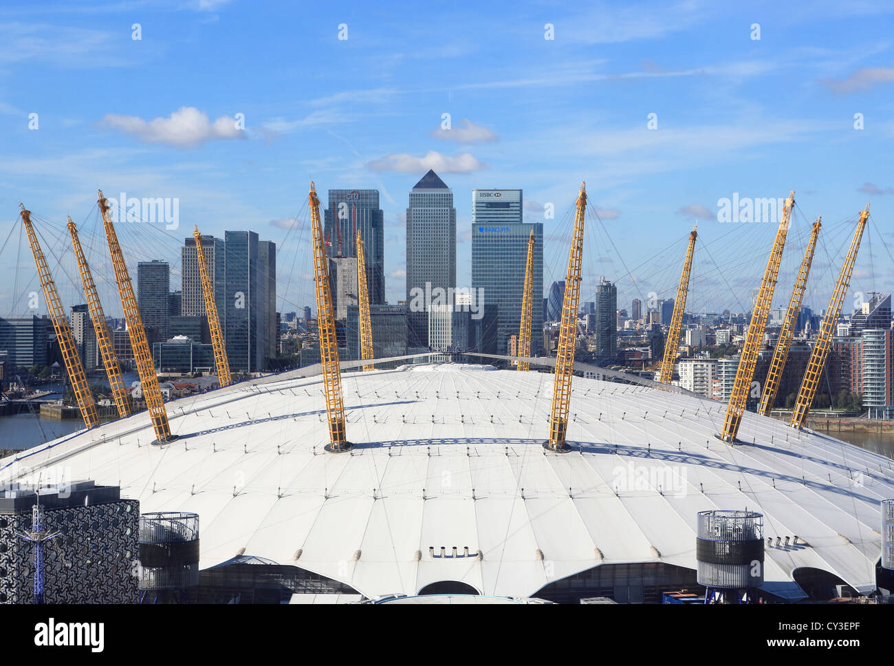Blick auf die O2-Arena, mit Canary Wharf und die Docklands hinter, von der Emirates Air Line Seilbahn über den Fluss Themse Stockfoto