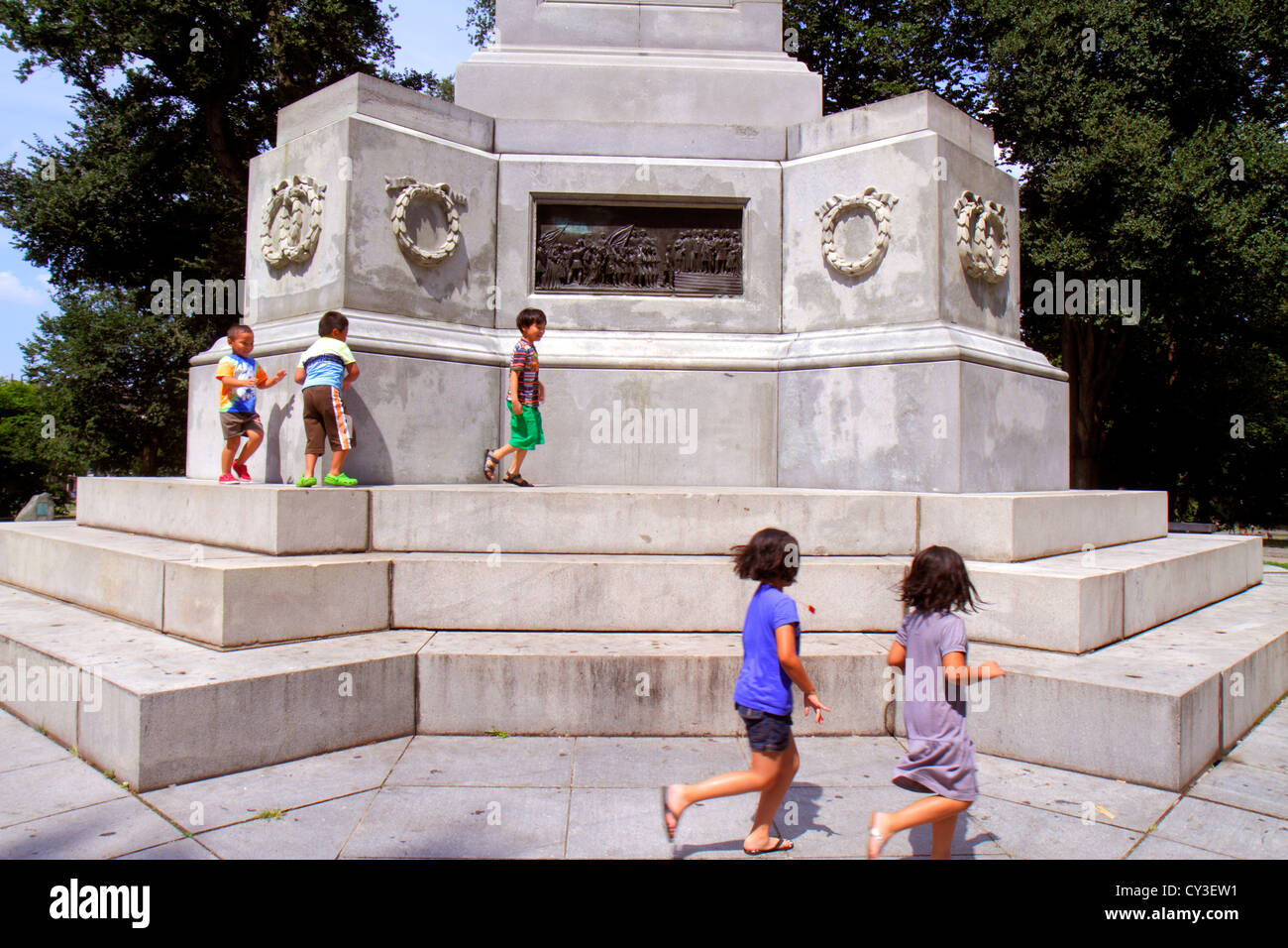 Boston Massachusetts, Boston Common, öffentlicher Park, Soldiers and & Seemanns Monument, Gedenkstätte, lateinamerikanische lateinamerikanische ethnische Einwanderer Minderheit, Junge Stockfoto