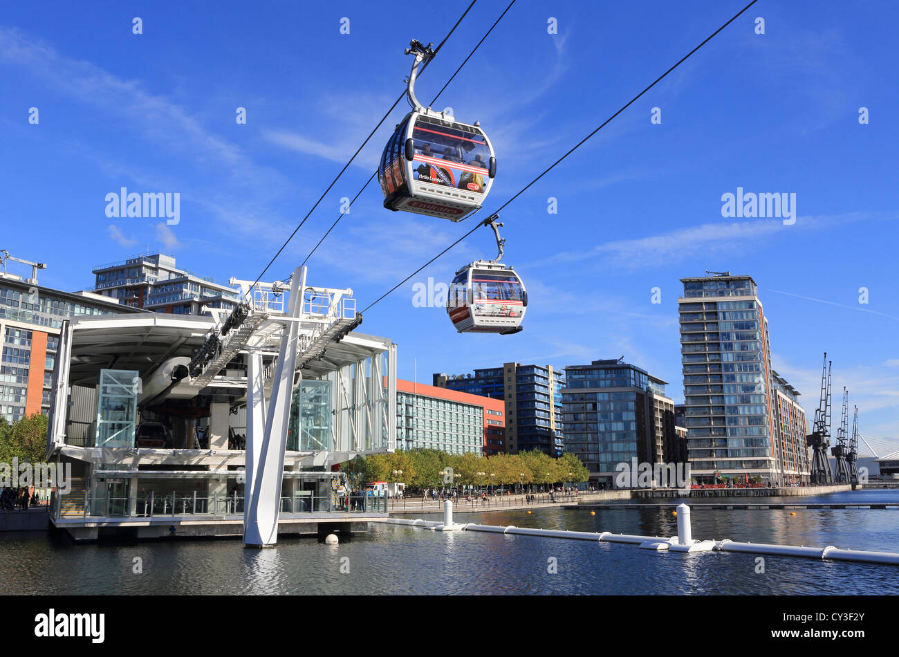 Die Emirates Airline Seilbahn verlassen Royal Docks in Newham, Ostlondon, Überschrift über der Themse nach Greenwich. Stockfoto