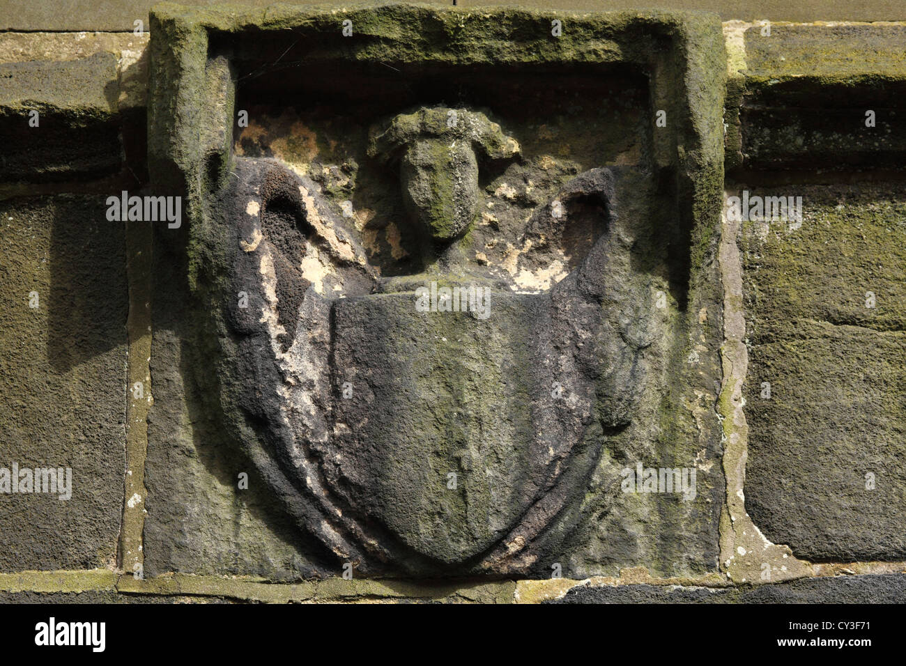 Wetter geschlagenen Wappen auf Halifax Minster in Halifax, West Yorkshire, England. Stockfoto