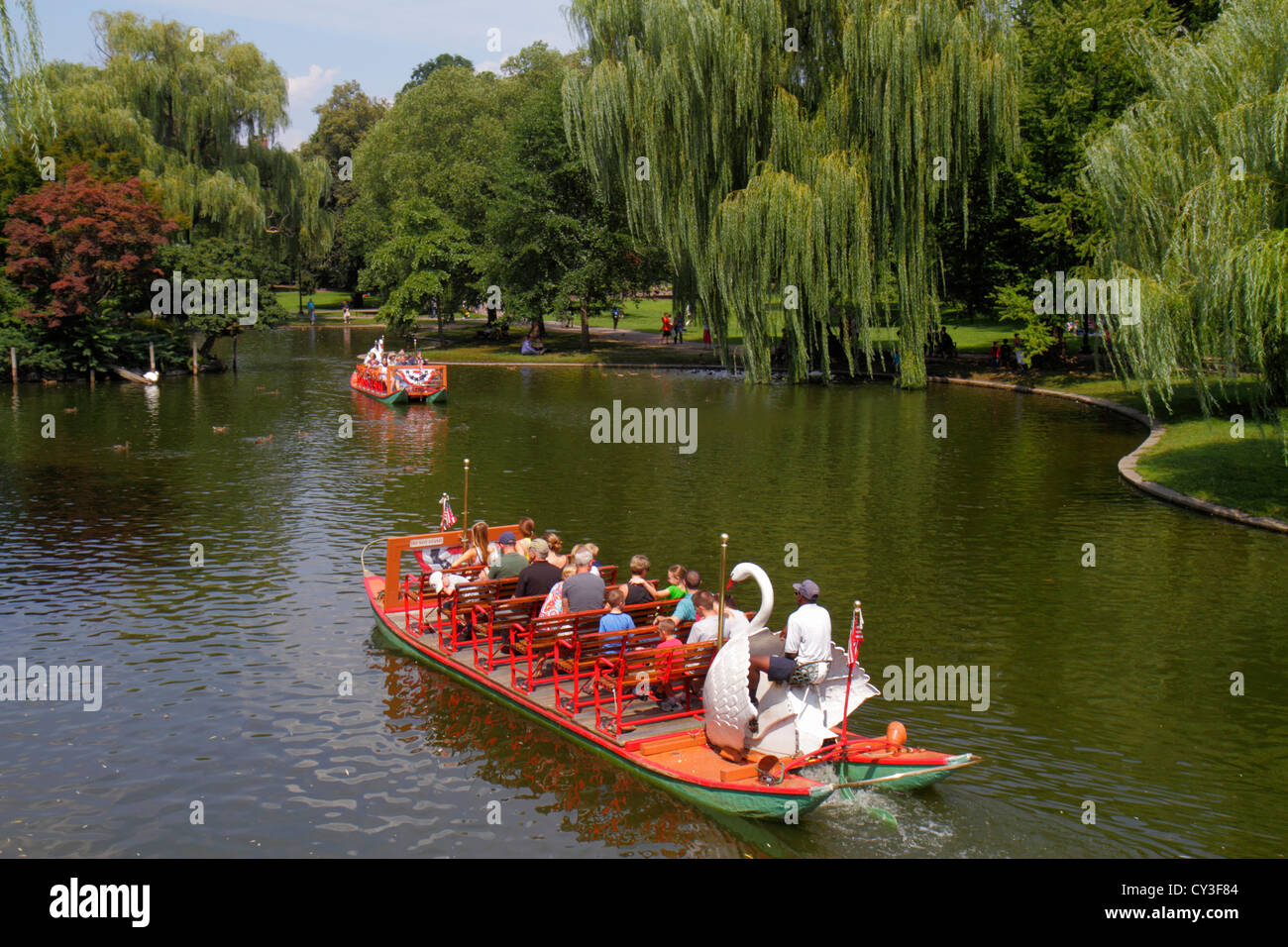 Boston Massachusetts, Boston Public Garden Lagoon, Swan Boat, Riders, Water, Visitors travel Reise Tour touristischer Tourismus Wahrzeichen Kultur Kult Stockfoto