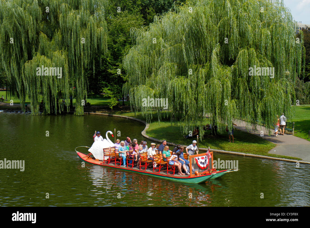 Boston Massachusetts, Boston Public Garden Lagoon, Swan Boat, Riders, Water, Visitors travel Reise Tour touristischer Tourismus Wahrzeichen Kultur Kult Stockfoto